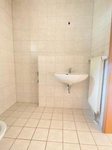 Bad mit Waschtisch und WM-Anschluss Neu renovierte 2-Raum-Eigentumswohnung mit gro�em S�dbalkon, Mietrendite ca. 8,9 %