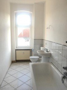 helles Bad Tolle Aussicht vom 3. OG - g�nstige 3-Raumwohnung - Stellplatz vor dem Haus