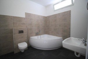 Hauptbild Stilvoll Wohnen im sanierten Altbau - Moderne 2,5-Zimmer-Erdgeschosswohnung mit offenem Wohnkonzept & gro�er Glasfront
