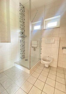 Bad mit Dusche Neu renovierte 2-Raum-Eigentumswohnung mit gro�em S�dbalkon, Mietrendite ca. 8,9 %